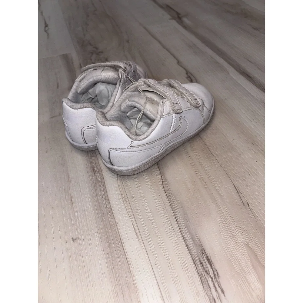 white Nike Court Royale toddler sneakers‎ with hook-and-loop closure Size 9C